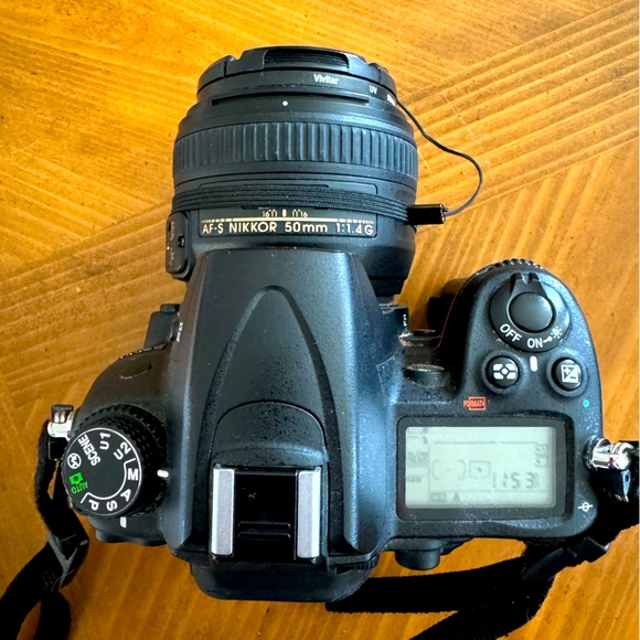 Selling Nikon D7000 and Nikkor 50mm lens
